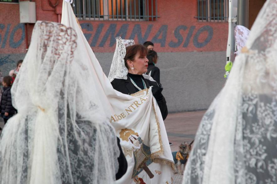 Ofrenda Floral a la Virgen de La Paz 2017 - Imagen de grupo de personas en la calle llegando a la iglesia para realizar la ofrenda.