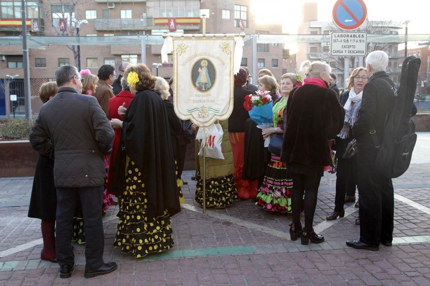 Ofrenda Floral Virgen de la Paz 2018 - Imagen de un grupo de personas junto a sus estandartes.