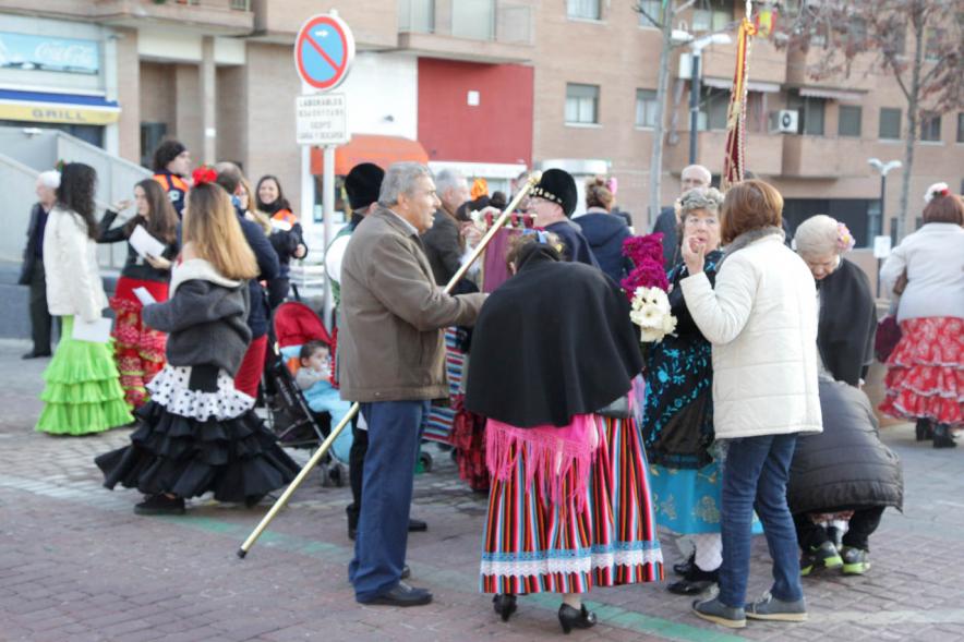 Ofrenda Floral Virgen de la Paz 2018 - Imagen de personas esperando a comenzar el camino que llega hasta la ofrenda.