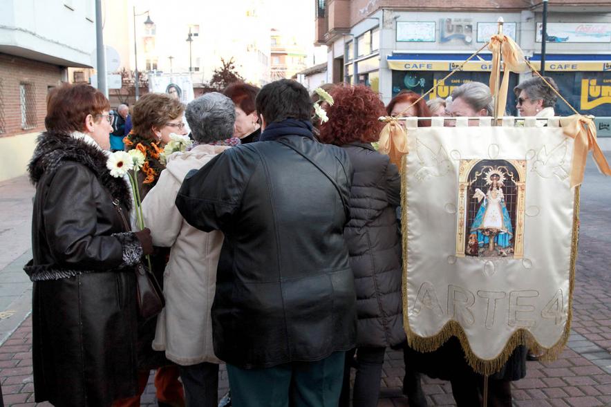 Ofrenda Floral a la Virgen de La Paz 2017 - Imagen de personas llevando flores a la virgen.