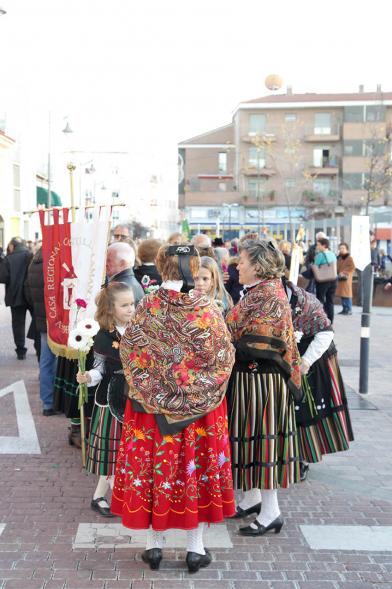 Ofrenda Floral Virgen de la Paz 2018 - Imagen de un grupo de personas junto a sus estandartes.