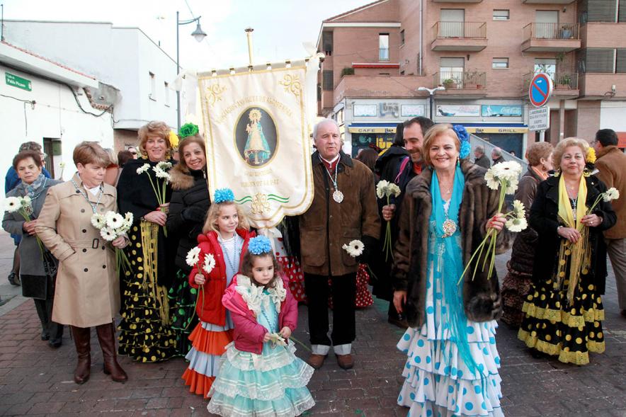 Ofrenda Floral a la Virgen de La Paz 2017 - Imagen de personas llevando flores a la virgen.