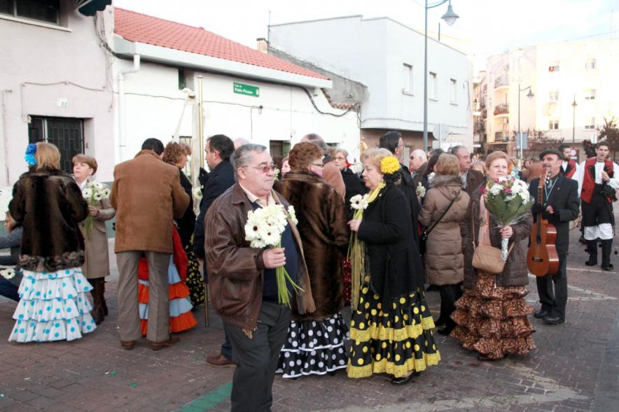 Ofrenda Floral a la Virgen de La Paz 2017 - Imagen de personas llevando flores a la virgen.