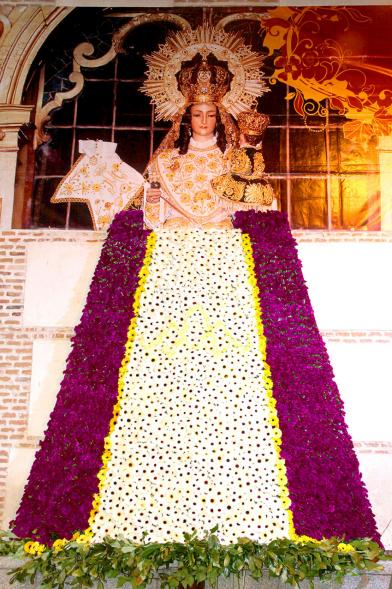 Ofrenda Floral Virgen de la Paz 2018 - Imagen de la Virgen de la Paz ya con su manto de flores terminado.