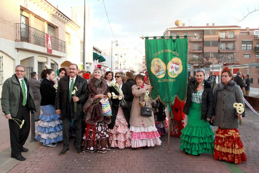 Ofrenda Floral a la Virgen de La Paz 2017 - Imagen de personas llevando flores a la virgen.
