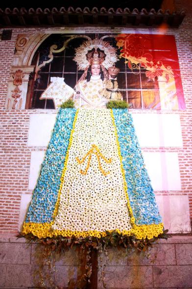 Ofrenda Floral a la Virgen de La Paz 2017 - Imagen de la virgen después de haber realizado el manto.