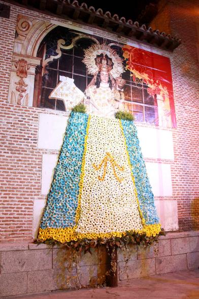 Ofrenda Floral a la Virgen de La Paz 2017 - Imagen de la virgen después de haber realizado el manto.
