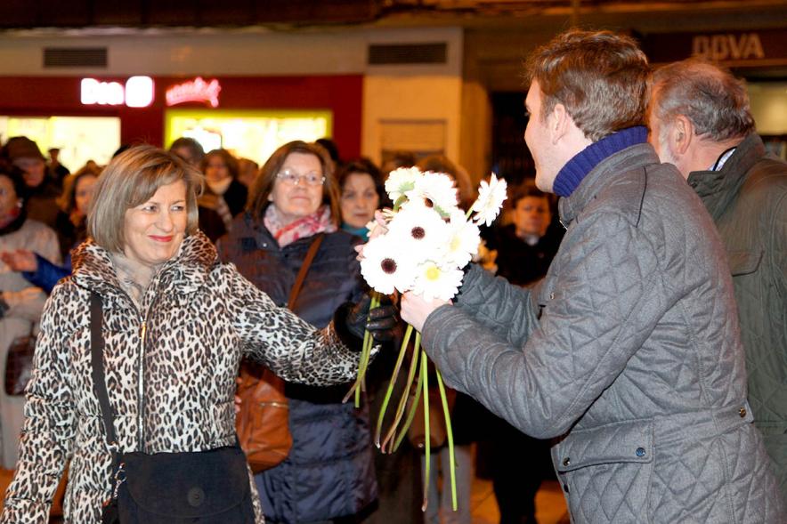 Fiestas Virgen de la Paz 2019 - Ofrenda Floral - Primer plano de las vecinas entregando las flores para la Virgen.