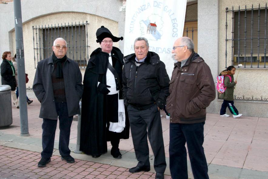 Fiestas Virgen de la Paz 2019 - Ofrenda Floral - Posado de unos vecino con un miembro de la Casa de Asturias.