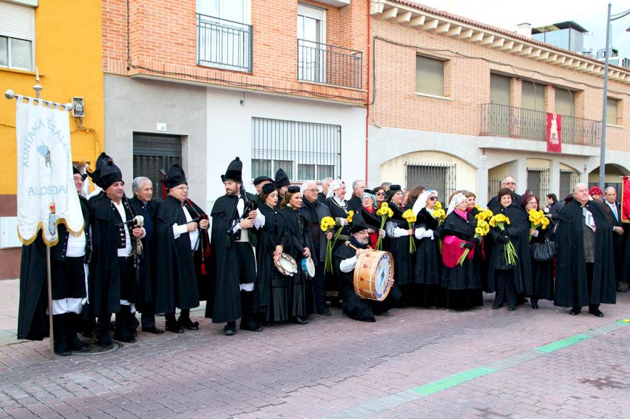 Fiestas Virgen de la Paz 2019 - Ofrenda Floral  Imagen de un grupo regional femenino sonriente llevando las flores.