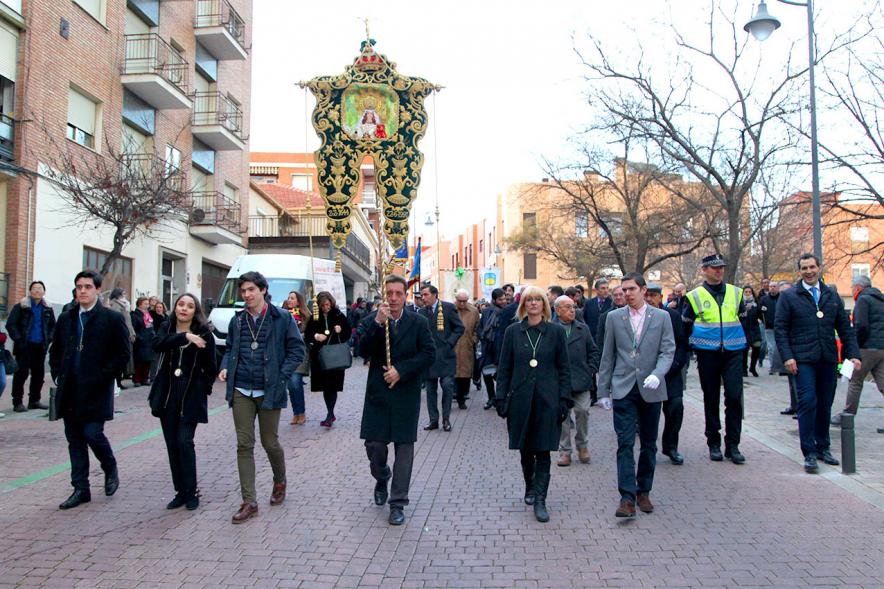 Fiestas Virgen de la Paz 2019 - Ofrenda Floral -Grupo numeroso de la Hermandad de la Virgen de la Paz, con su estandarte.
