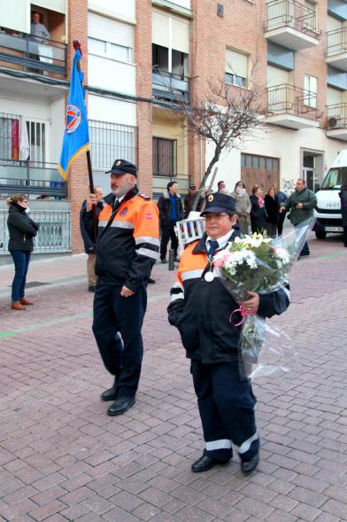 Fiestas Virgen de la Paz 2019 - Ofrenda Floral - Imagen de dos miembros de Protección Civil llevando el estandarte y un ramo de flores.