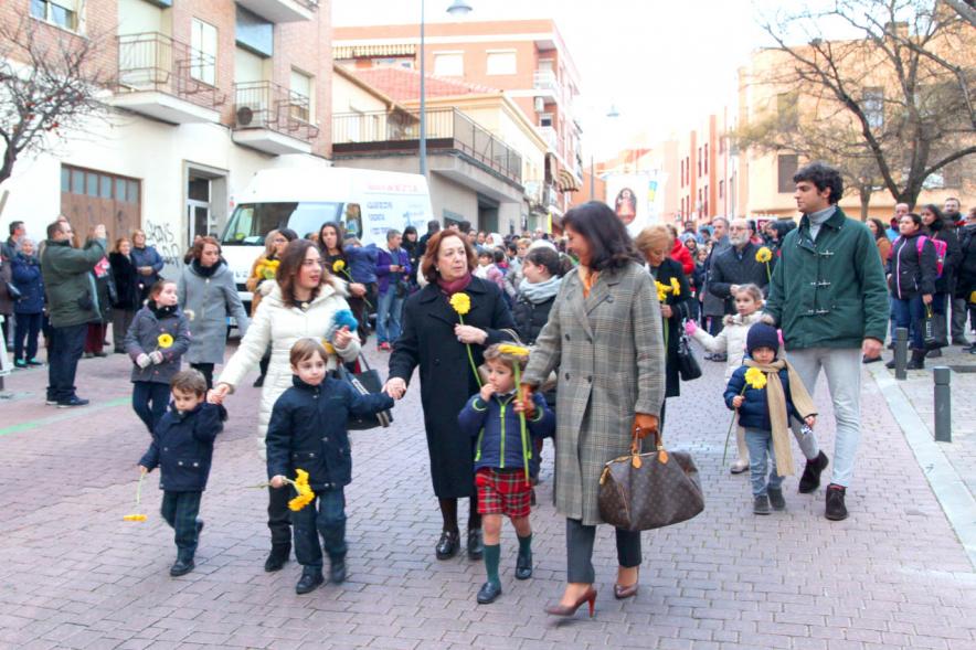Fiestas Virgen de la Paz 2019 - Ofrenda Floral - Grupo de madres con sus hijos llevando las flores.