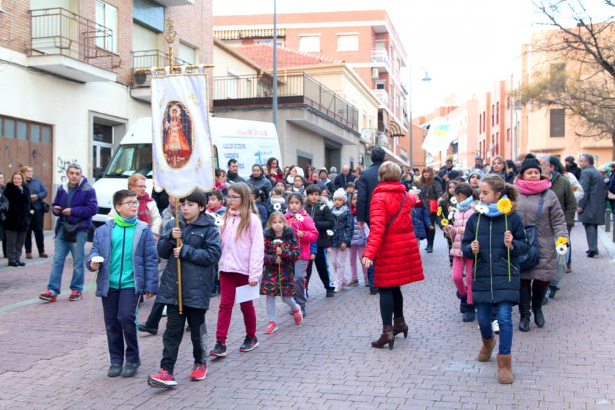 Fiestas Virgen de la Paz 2019 - Ofrenda Floral - Desfile de un grupo infantil llevando el estandarte de la Virgen.