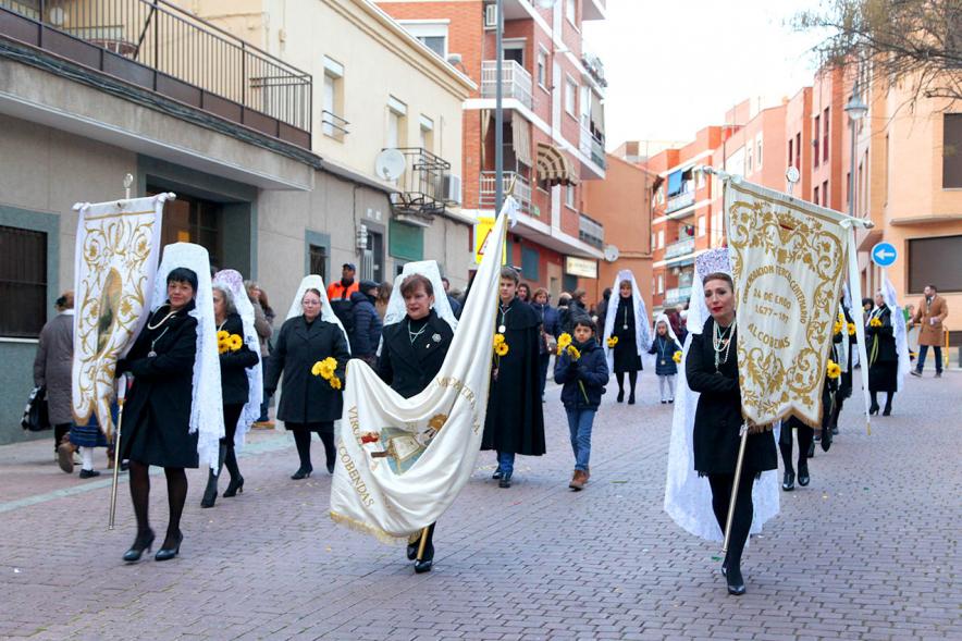 Fiestas Virgen de la Paz 2019 - Ofrenda Floral - Primer plano de las camareras de la Virgen de la paz, con sus estandartes.