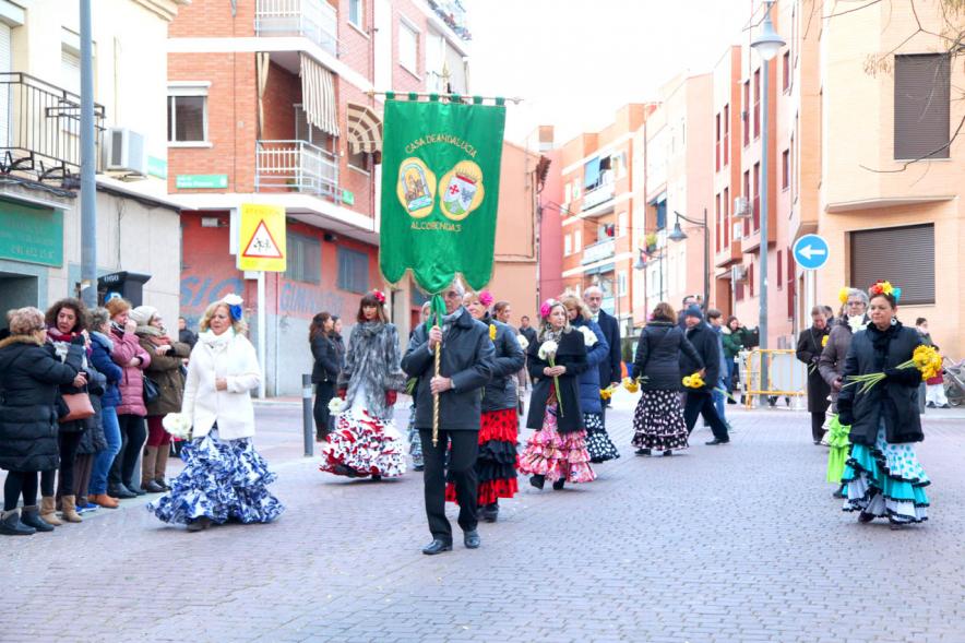 Fiestas Virgen de la Paz 2019 - Ofrenda Floral - Desfile de la Casa de Andalucía con su estandarte y  sus representantes con flores en los brazos.