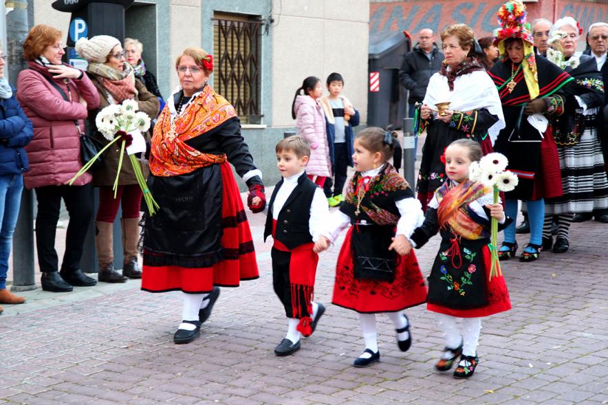 Fiestas Virgen de la Paz 2019 - Ofrenda Floral - Imagen de un grupo de baturras, con niños, en la  procesión de la ofrenda.