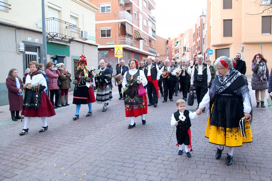 Fiestas Virgen de la Paz 2019 - Ofrenda Floral -  Grupo de madres con sus hijos llevando las flores.