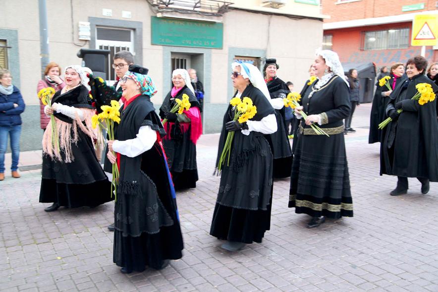 Fiestas Virgen de la Paz 2019 - Ofrenda Floral - Imagen de un grupo regional femenino sonriente llevando las flores.