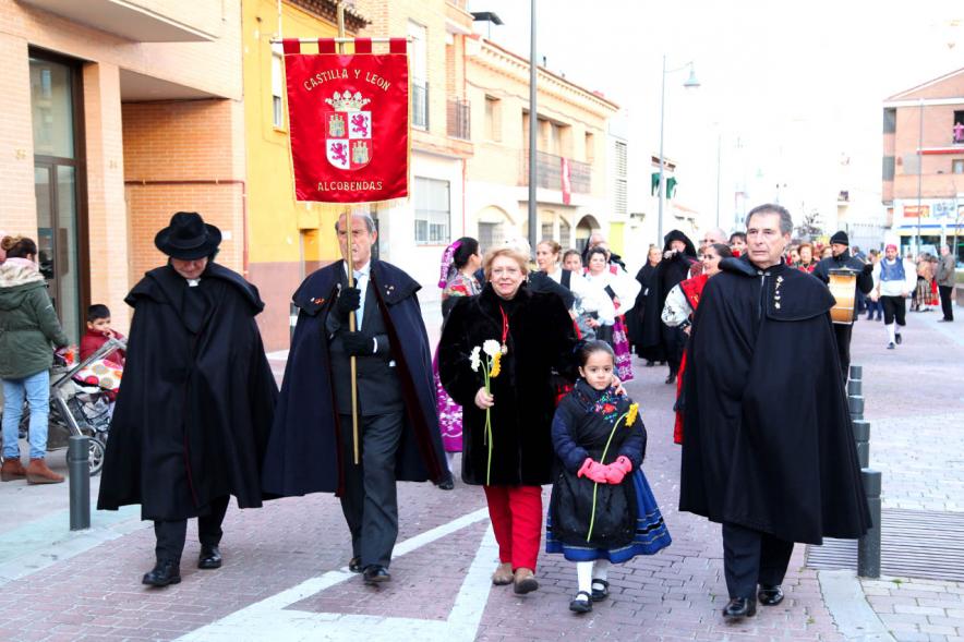 Fiestas Virgen de la Paz 2019 - Ofrenda Floral - Grupo de Castilla y León, con capas, llevando el estandarte.