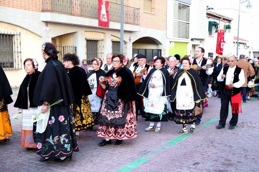 Fiestas Virgen de la Paz 2019 - Ofrenda Floral - Grupo de señoras con el traje tipico y el estandarte llevando las  flores.