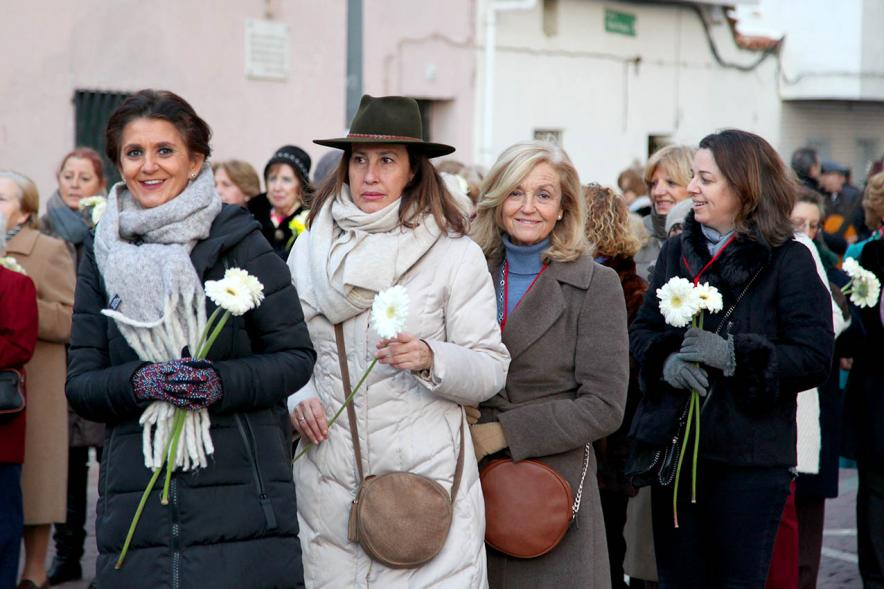 Fiestas Virgen de la Paz 2019 - Ofrenda Floral - Imagen del equipo  municipal femenino con las flores para la Virgen.