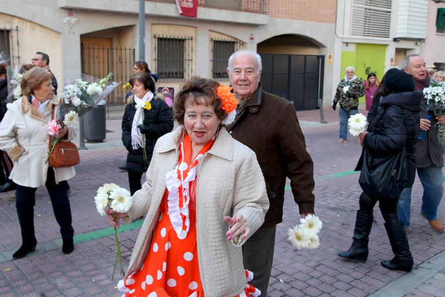 Fiestas Virgen de la Paz 2019 - Ofrenda Floral -  Imagen de una vecina con el  traje de faralaes y las flores.