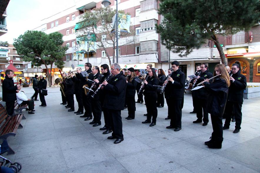 Fiestas Virgen de la Paz 2019 - Ofrenda Floral - La banda municipal tocando a la puerta de la Iglesia..