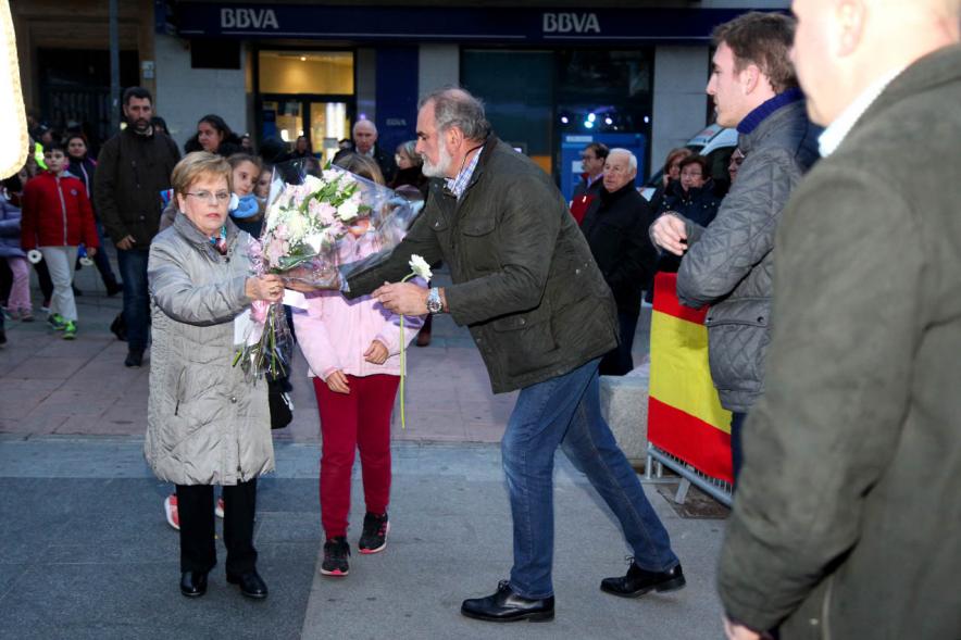 Fiestas Virgen de la Paz 2019 - Ofrenda Floral -  Una vecina entrega las flores para la Virgen.