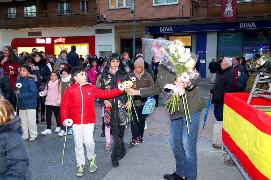 Fiestas Virgen de la Paz 2019 - Ofrenda Floral - Imagen de los niños entregando las flores.