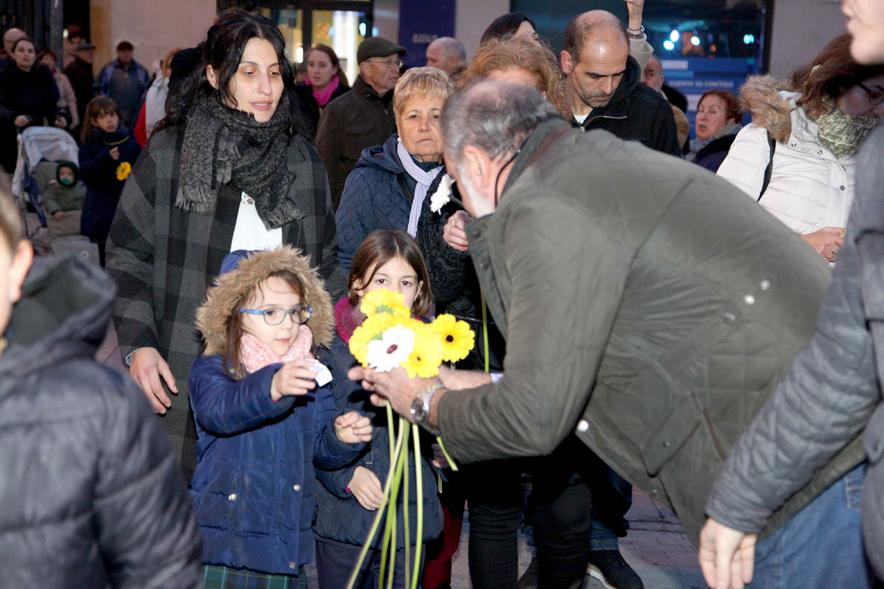 Fiestas Virgen de la Paz 2019 - Ofrenda Floral - Imagen de dos niños entregando las flores.