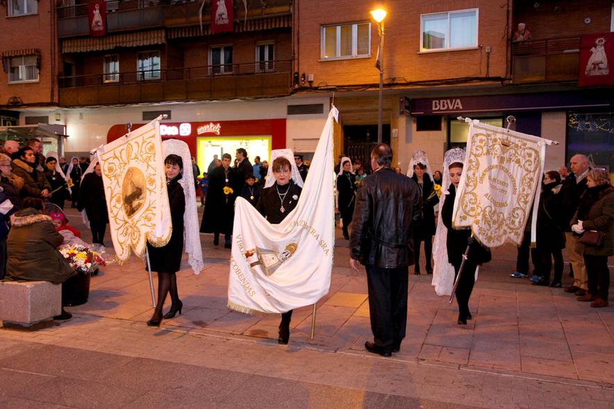Fiestas Virgen de la Paz 2019 - Ofrenda Floral - Imagen de tres camareras de la Virgen con sus estandartes.