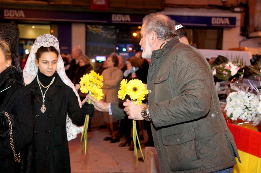 Fiestas Virgen de la Paz 2019 - Ofrenda Floral - Imagen de una  joven camarera  entrega las flores.