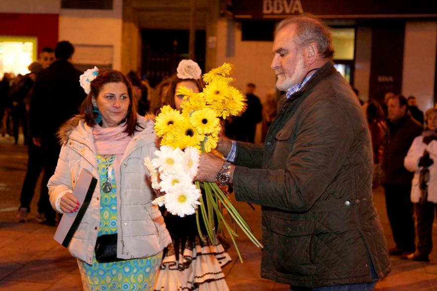 Fiestas Virgen de la Paz 2019 - Ofrenda Floral - Imagen de un prioste recogiendo las flores.