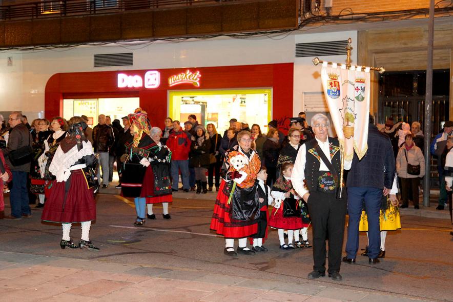 Fiestas Virgen de la Paz 2019 - Ofrenda Floral - Imagen de un grupo regional con su estandarte, los  niños llevan las flores.