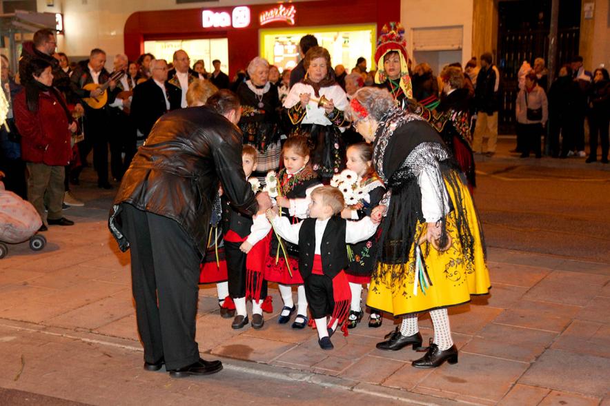 Fiestas Virgen de la Paz 2019 - Ofrenda Floral -  Imagen de unos niños con el traje típico baturro recogiendo unas flores.