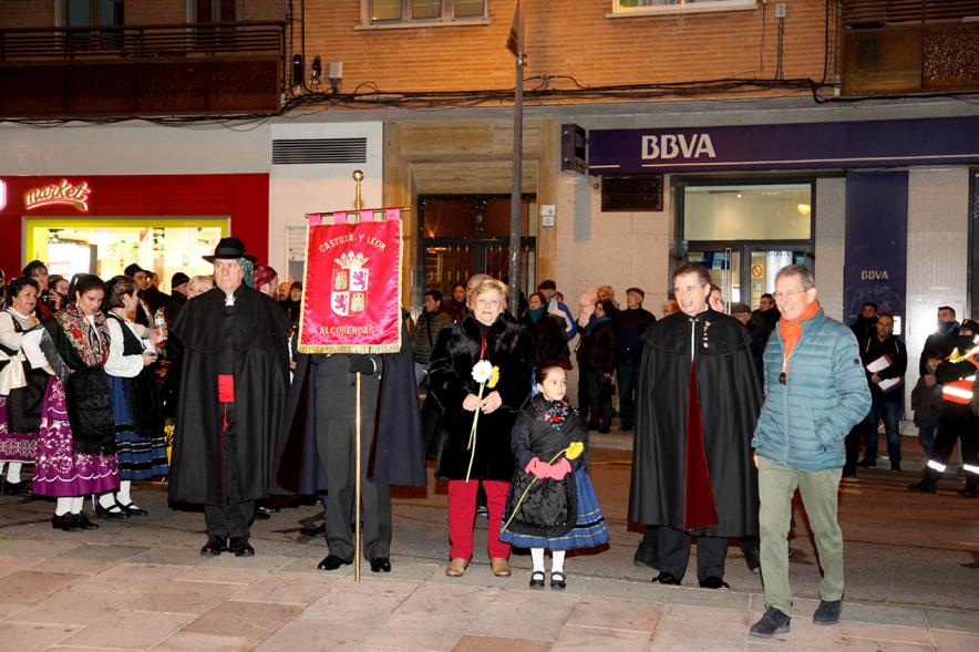 Fiestas Virgen de la Paz 2019 - Ofrenda Floral - Posado de la Casa de  Castilla y Aragón con su estandarte.