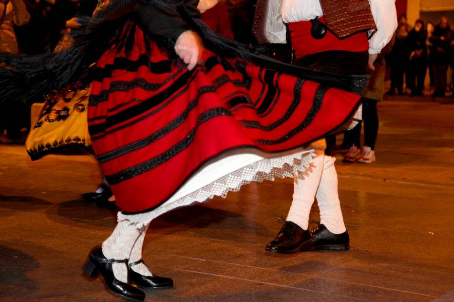 Fiestas Virgen de la Paz 2019 - Ofrenda Floral - Imagen parcial de los pasos de un baile regional.