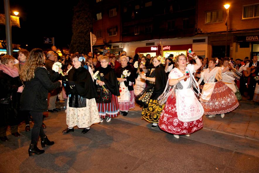 Fiestas Virgen de la Paz 2019 - Ofrenda Floral - Imagen de entrega de flores y haciendo el  baile típico de Aragón.