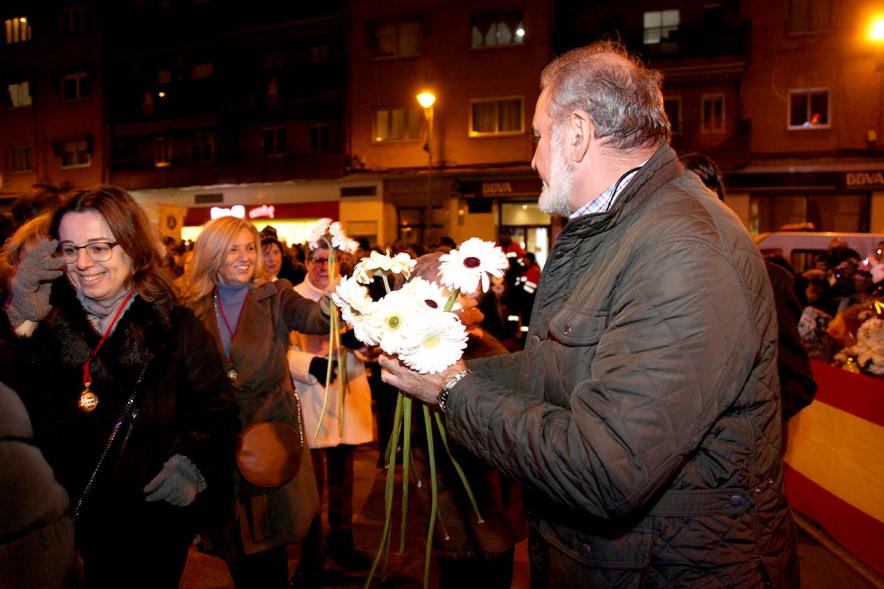 Fiestas Virgen de la Paz 2019 - Ofrenda Floral -  Imagen de las concejales municipales entregando las flores a un  prioste.