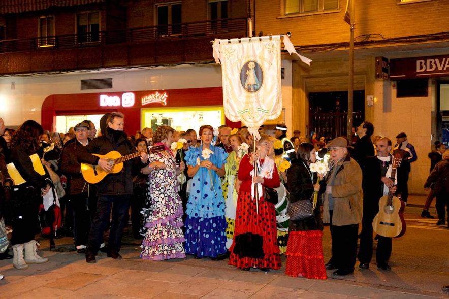Fiestas Virgen de la Paz 2019 - Ofrenda Floral - Primer plano del grupo rociero con su estandarte.