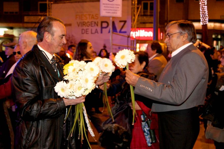 Fiestas Virgen de la Paz 2019 - Ofrenda Floral - Imagen parcial de un vecino entregando las flores.