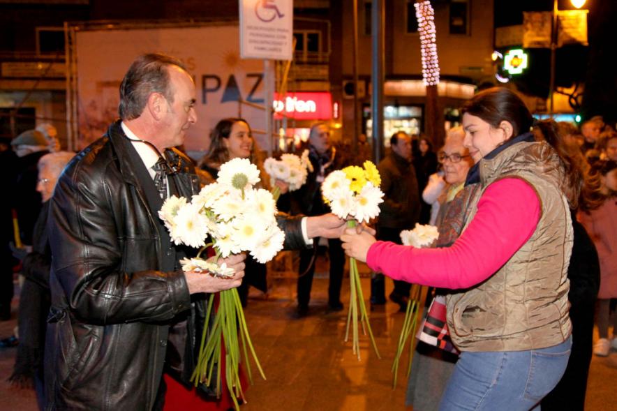 Fiestas Virgen de la Paz 2019 - Ofrenda Floral - Imagen de una vecina  entregando las flores.