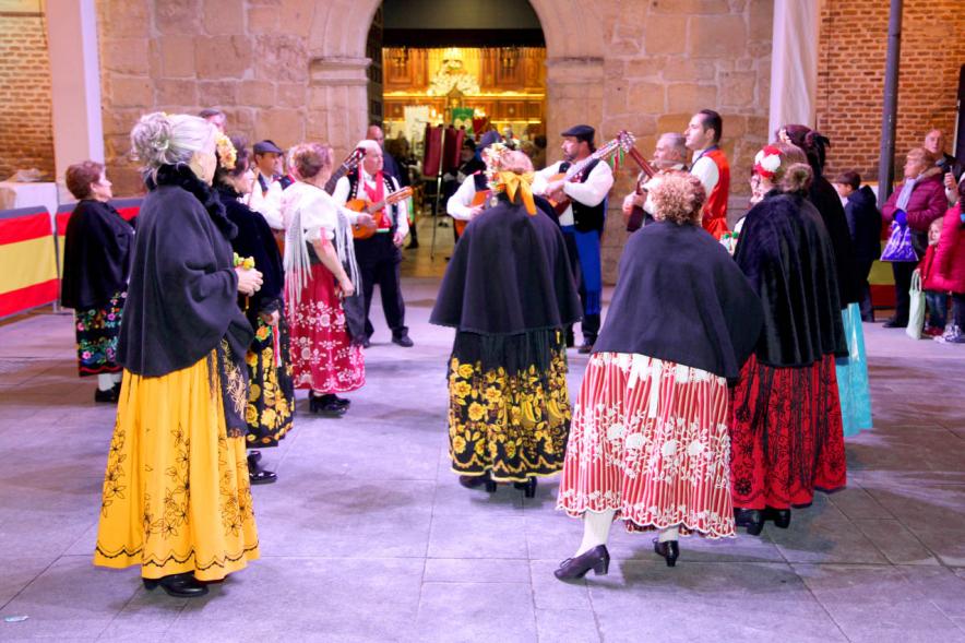 Bailes típicos.  Ofrenda de floral a la Virgen de la Paz - 2020
