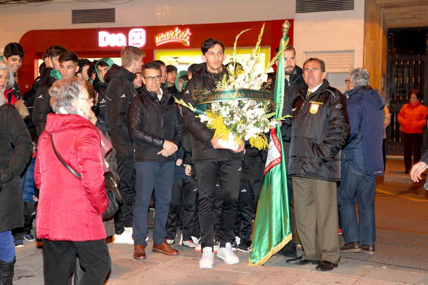 Fiestas Virgen de la Paz 2019 - Ofrenda Floral - Primer plano del centro  de flores que lleva  el equipo de futbol.