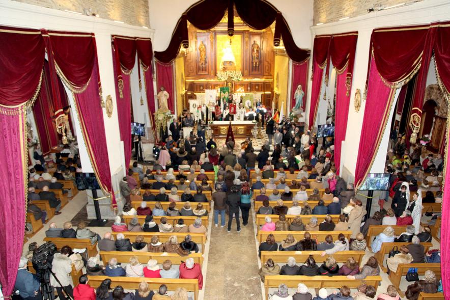 Fiestas Virgen de la Paz 2019 - Ofrenda Floral - Cenital de la Iglesia de San Pedro engalanada y con los fieles.