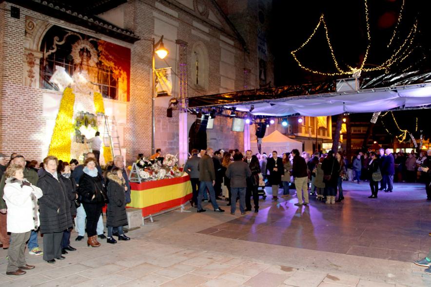 Fiestas Virgen de la Paz 2019 - Ofrenda Floral - Vista general de la entrada a la Iglesia de San Pedro engalanada.