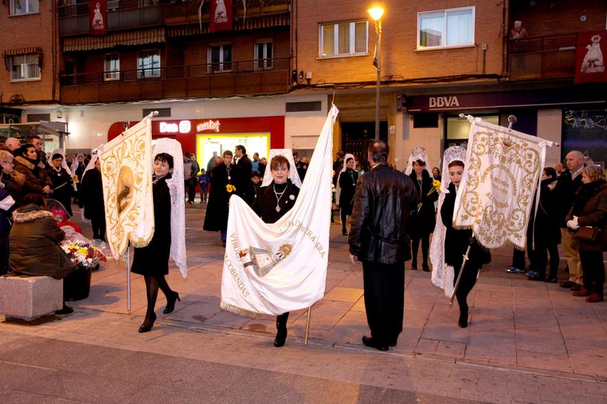 Fiestas Virgen de la Paz 2019 - Ofrenda Floral - Imagen de tres camareras de la Virgen con sus estandartes.