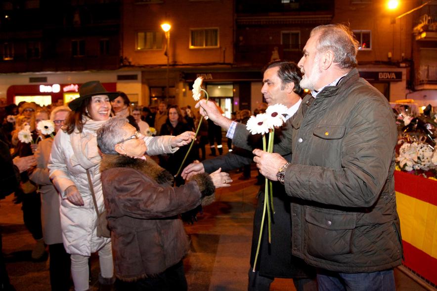 Fiestas Virgen de la Paz 2019 - Ofrenda Floral - Imagen de la concejal Paloma Cano entregando las flores.