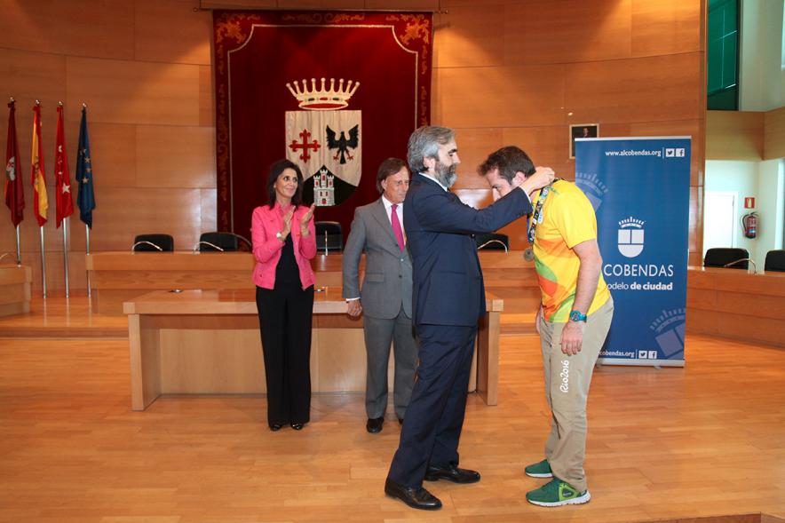 Alejandro Álvarez García recibiendo medalla en representación de todos los voluntarios